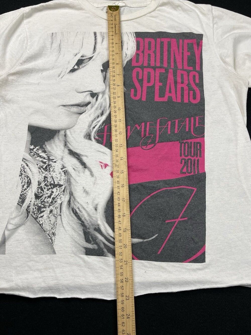 Britney Spears Size Medium Femme Fatale 2011 Tour White Short Sleeve T-Shirt - Picture 3 of 9